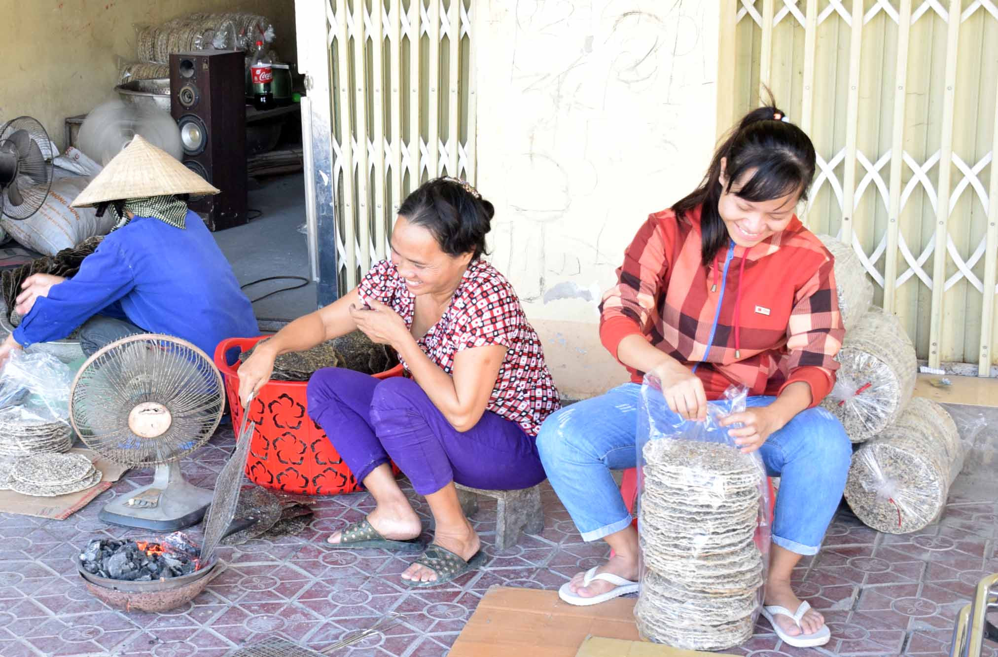 Sản xuất bánh đa ở Làng nghề bánh đa, kẹo lạc Vĩnh Đức, huyện Đô Lương. Ảnh: Xuân Hoàng