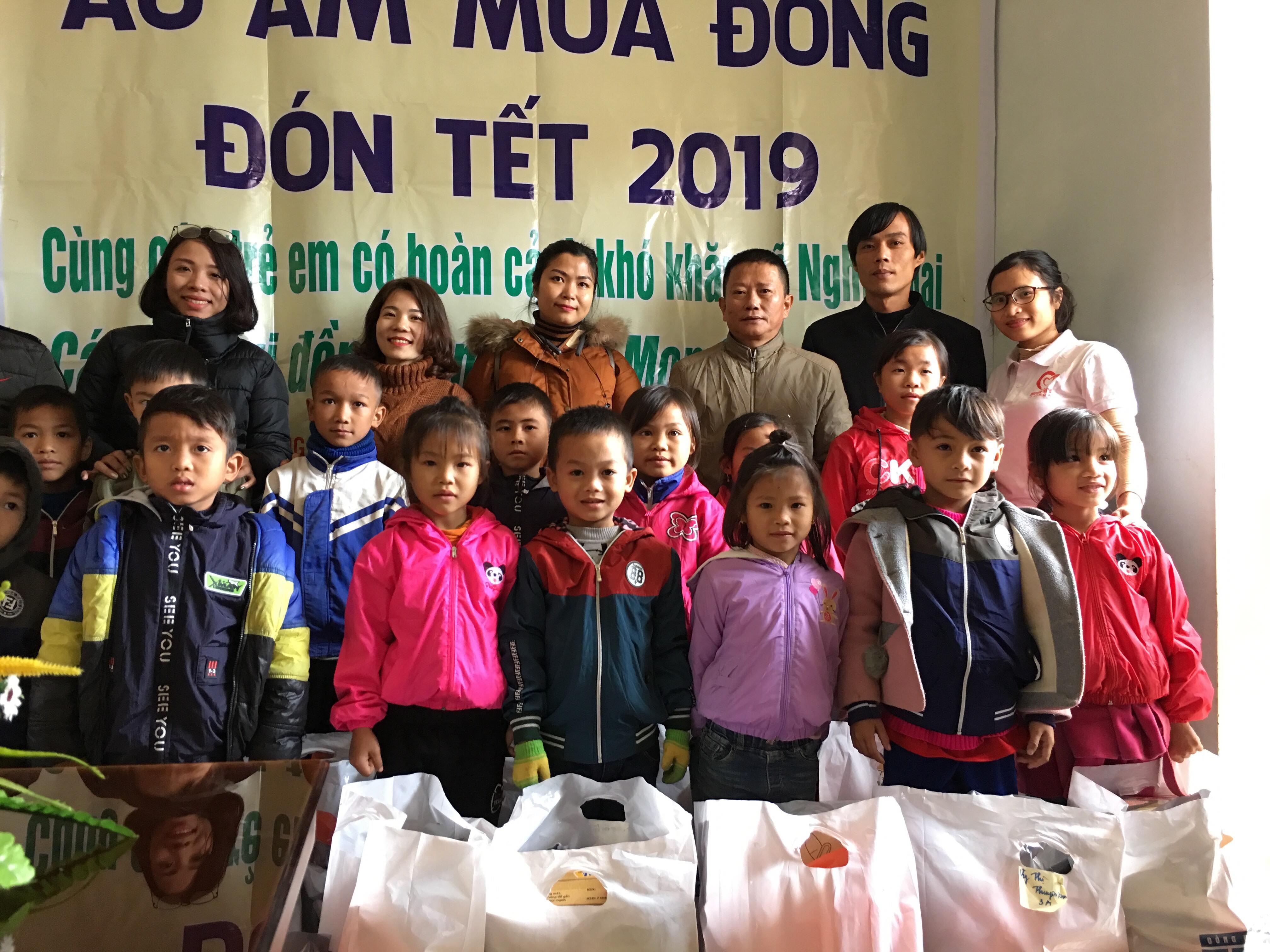  Đoàn thiện nguyện trao quà áo ấm mùa đông cho hoc sinh nghèo