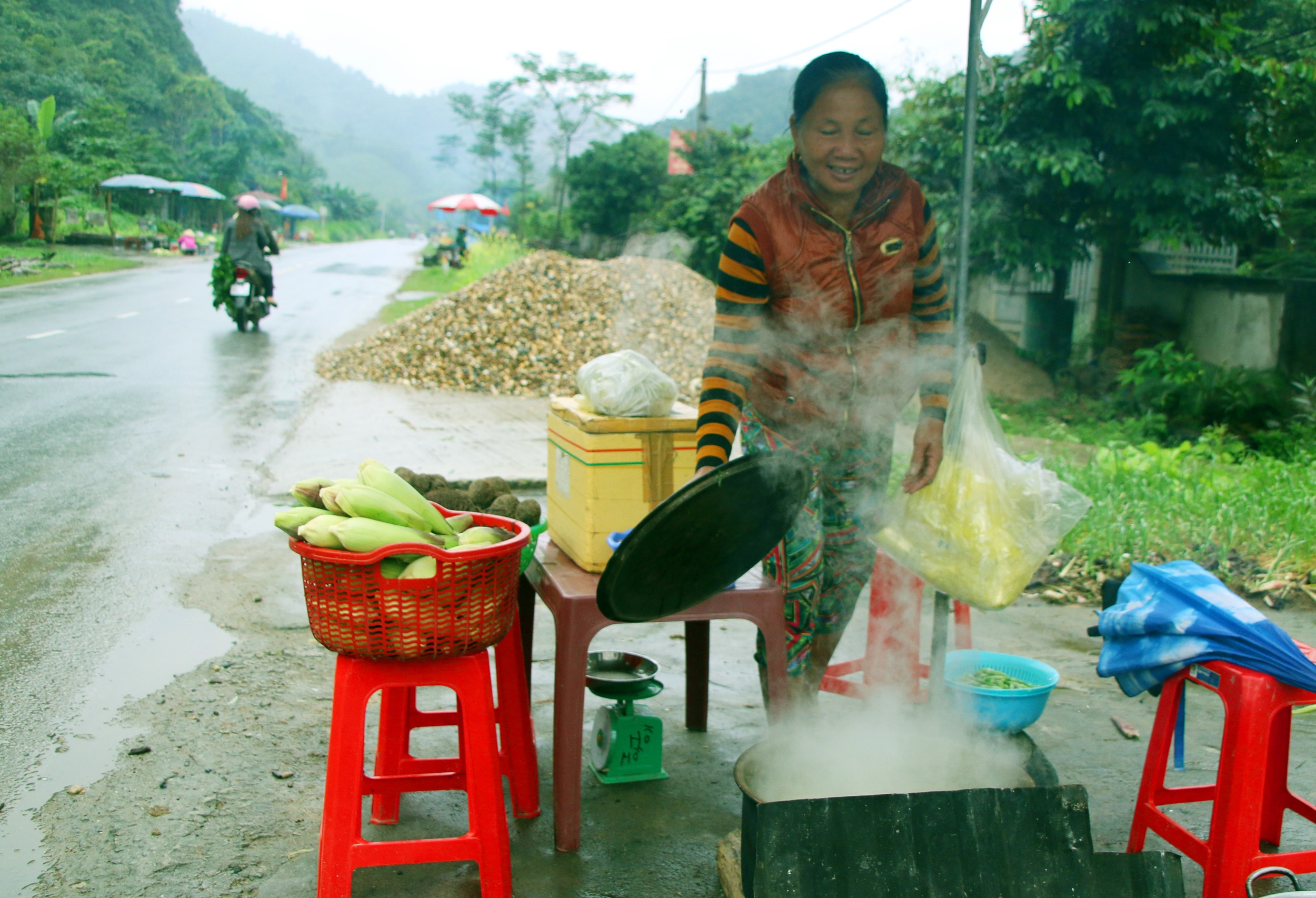 Cạnh những phụ nữ lớn tuổi luộc ngô ven đường cũng khiến bầu không khí mùa đông bớt đi phần nào vẻ lạnh lẽo Ảnh : Hữu Vi