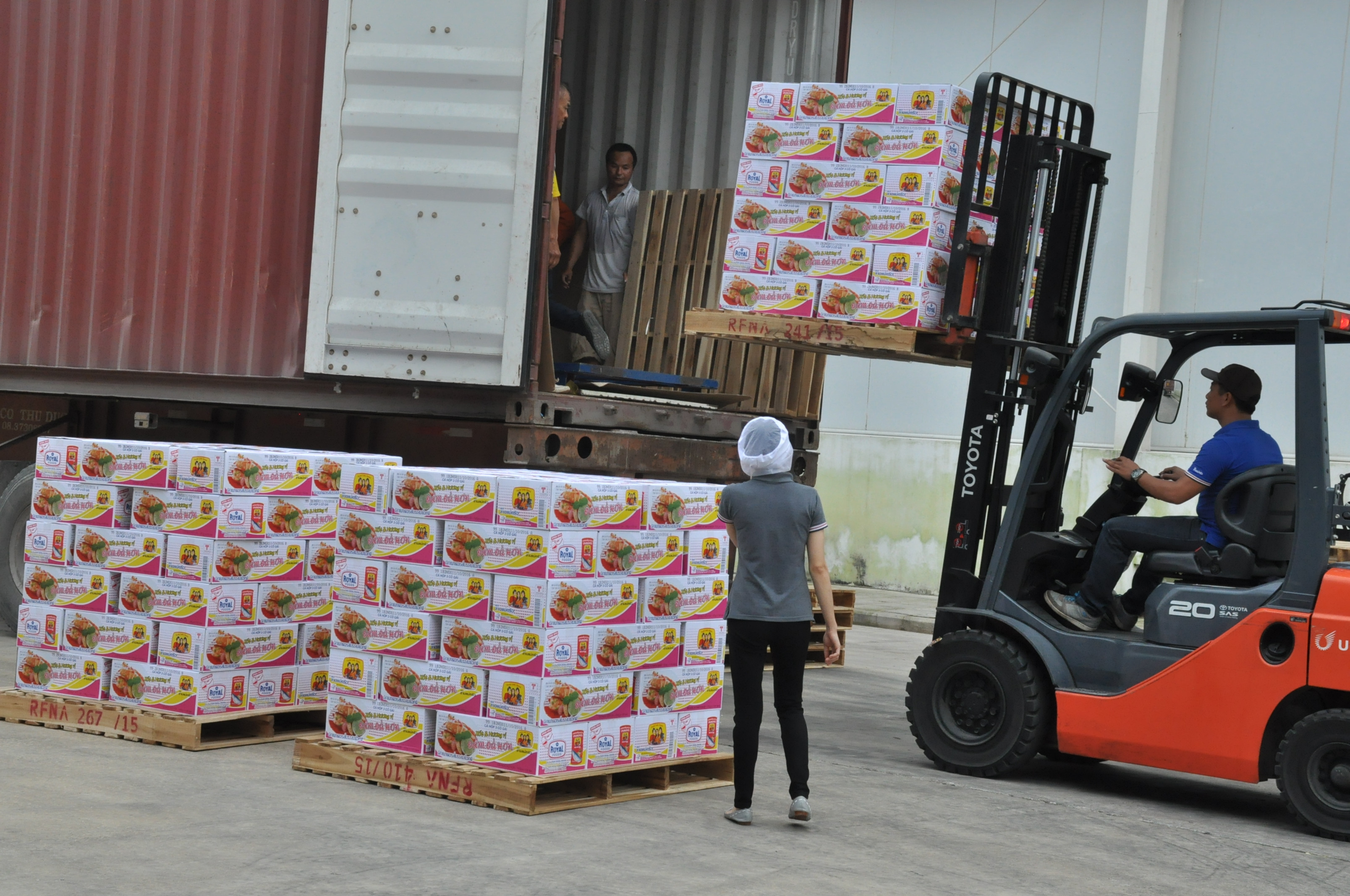Sản xuất tại nhà máy chế biến đồ hộp Royal food, KCN Nam Cấm. Ảnh Việt Phương