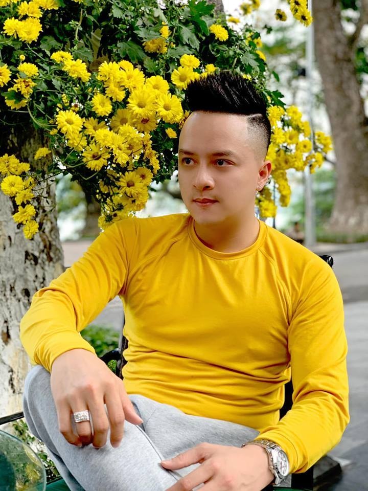 Cao Thái Sơn dù bận rộn chạy show liên tục khép lại năm cũ 2018. Anh vẫn gửi lời chúc mừng năm mới tới người thân, bạn bè và toàn thể những người yêu quý mình. Nam ca sĩ hy vọng, 2019 sẽ là một năm có thật nhiều sức khỏe, tài lộc và bình an.