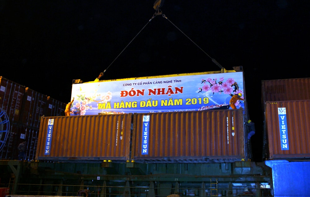 Cảng Cửa Lò đón mã hàng đầu năm 2019. Ảnh: Lâm Tùng