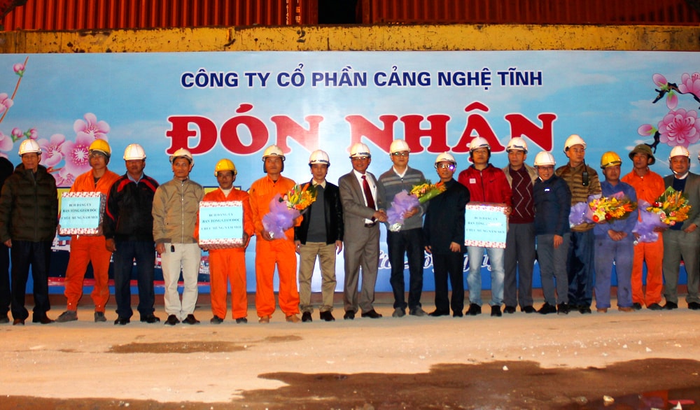 Ban lãnh đạo Cảng NT tặng quà cho chủ hàng, tổ công nhân ra ca trong buổi lễ đón nhận mã hàng đầu năm. Ảnh: Lâm Tùng