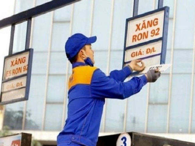 Giá xăng giảm hơn 500  đồng/lít vào đúng đêm giao thừa 