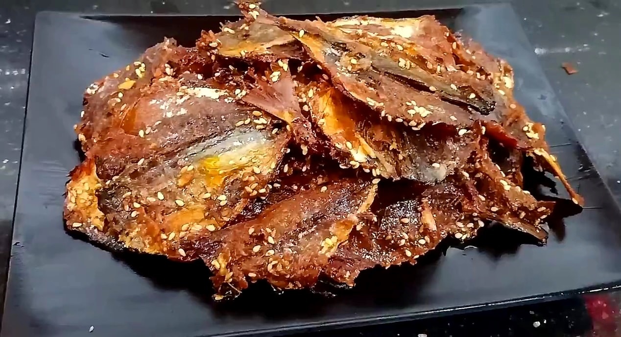 Vào ngày Tết, những món đặc sản biển “một nắng” được người dân ưa chuộng, làm mồi nhậu nhâm nhi. Trong ảnh: Món cá chỉ vàng khô được chiên vàng thơm ngọt. Ảnh: Việt Hùng