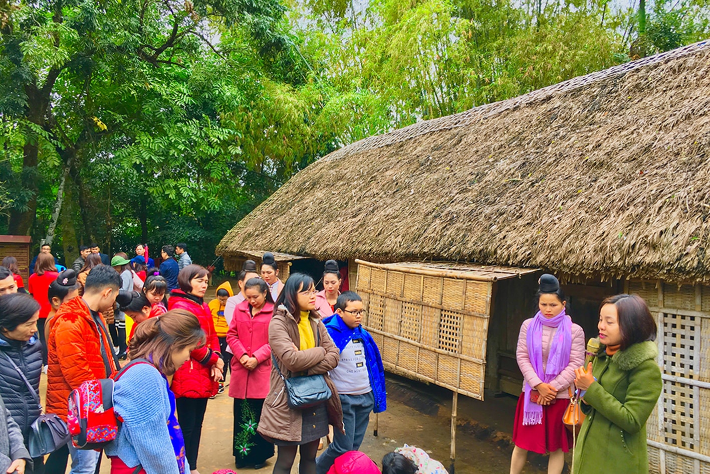 Du khách về thăm quê Bác ngày đầu năm. Ảnh: Phan Văn Toàn
