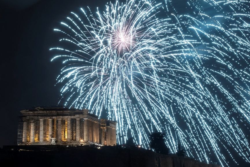 Pháo hoa trên đền Parthenon, đỉnh của khu vực Acropolis, thuộc thủ đô Athens, Hy Lạp.