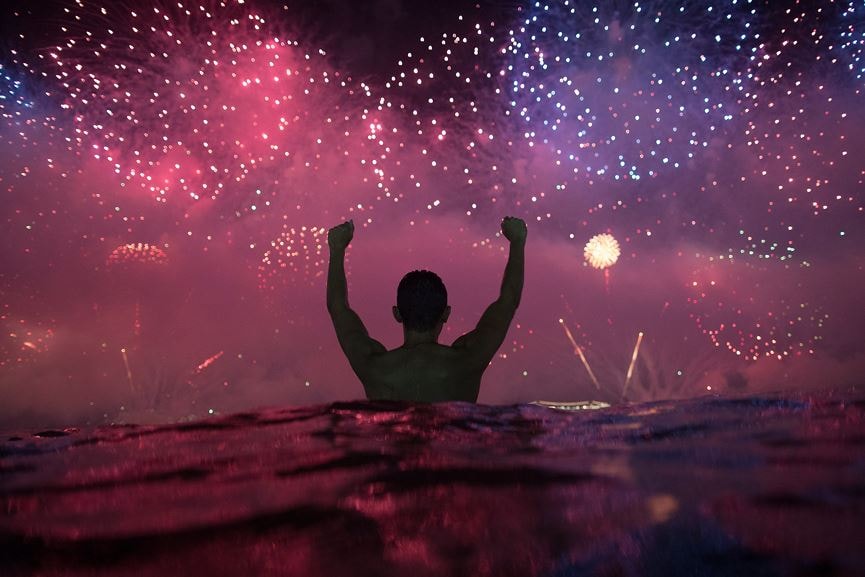 Pháo hoa chào đón năm mới tại bãi biển Copacabana, Rio de Janeiro, Brazil