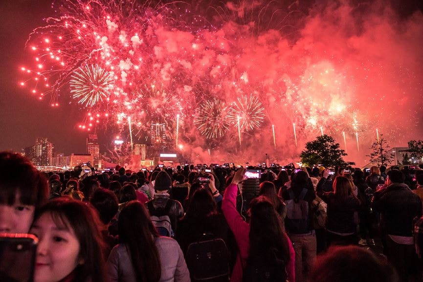 Nhiều thanh niên chào đón năm mới tại Hong Kong.