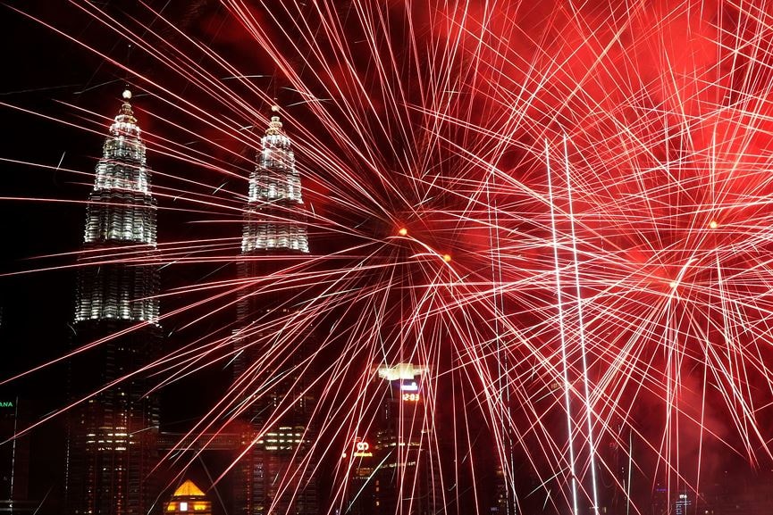 Pháo hoa chiếu sáng một vùng trời tại tháp đôi Petronas, Kuala Lumpur, Malaysia.