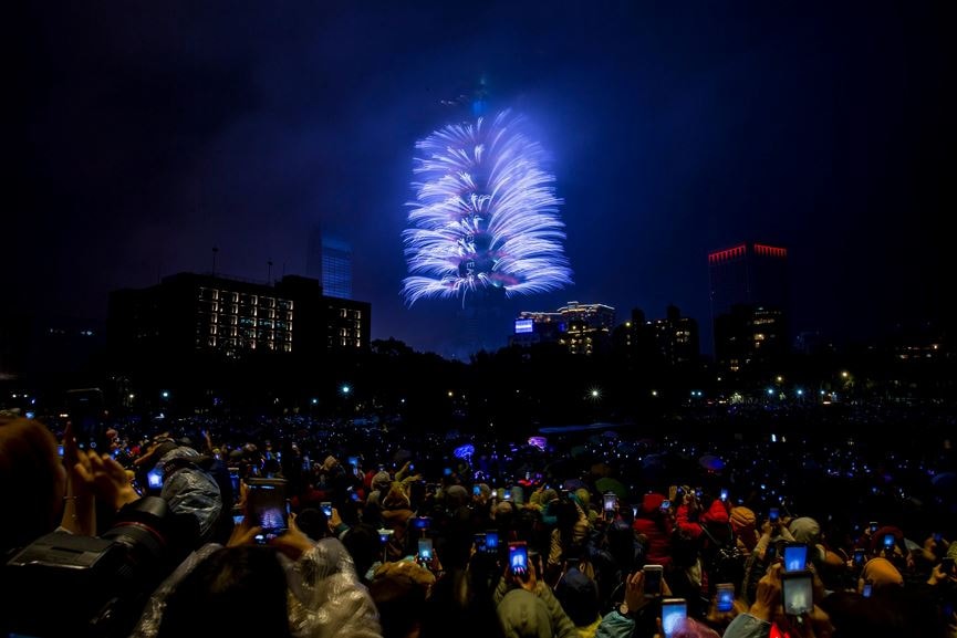 Tòa nhà Taipei 101 tại Đài Loan có pháo hoa và hiệu ứng ánh sáng tuyệt đẹp.