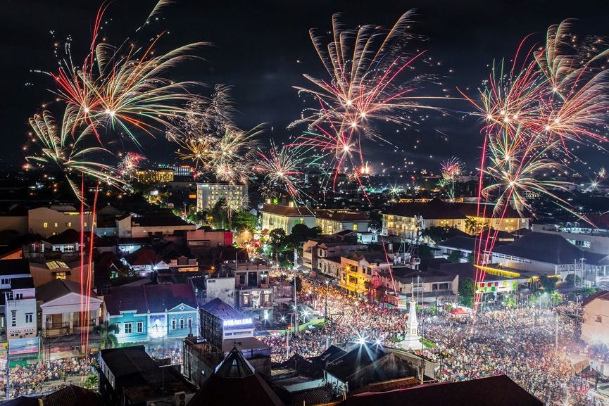 Thành phố Yogyakarta thuộc Indonesia với rất đông người cùng chào đón năm mới.