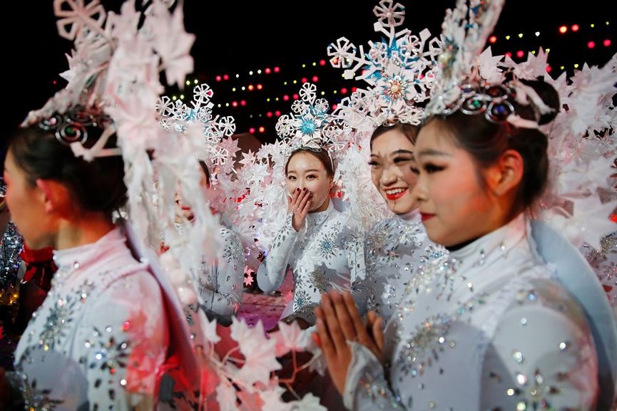 Các vũ công tại sự kiện countdown diễn ra ở Beijing Olympic Park.