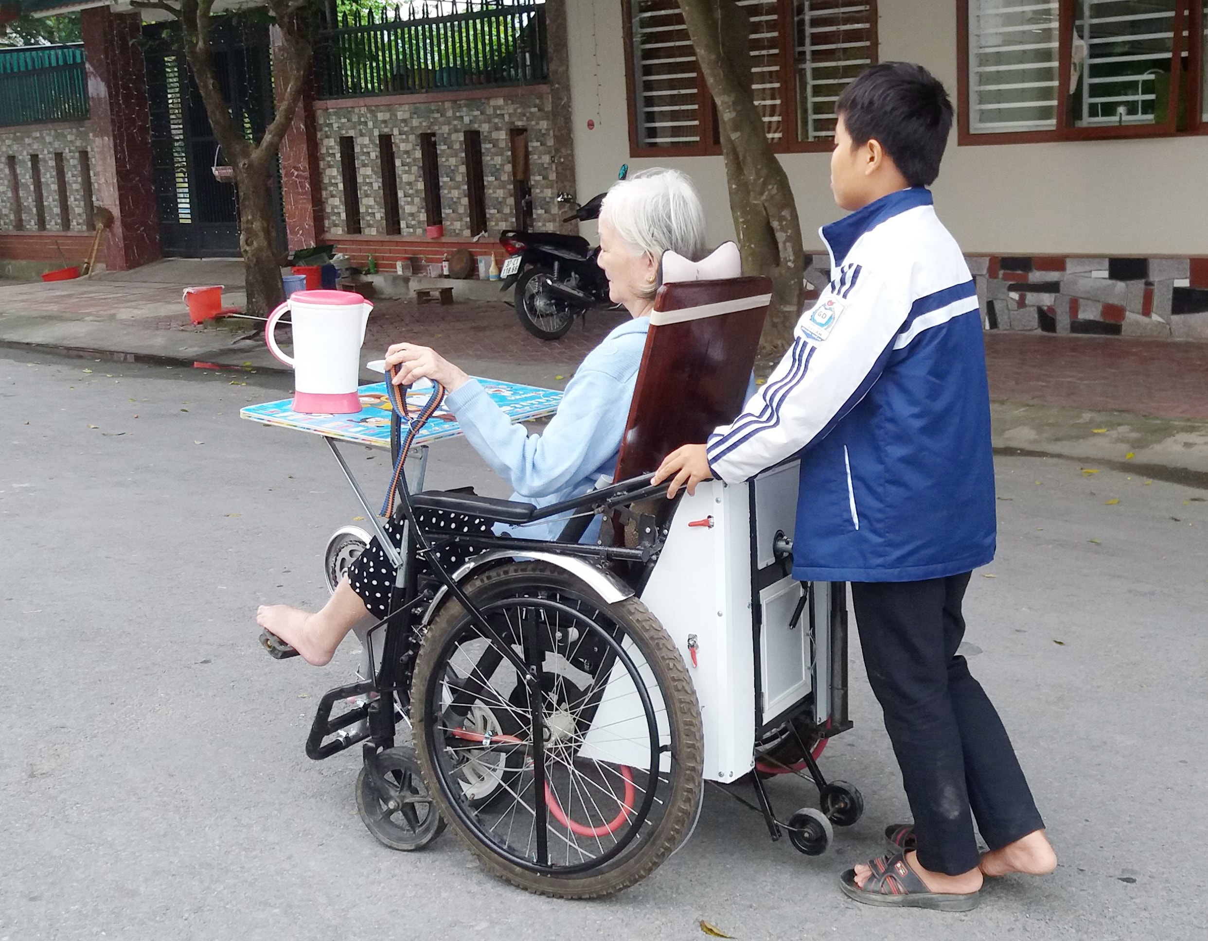 Mẹ của thầy Phan Sĩ Việt bị tai biến mạch máu não là người đầu tiên