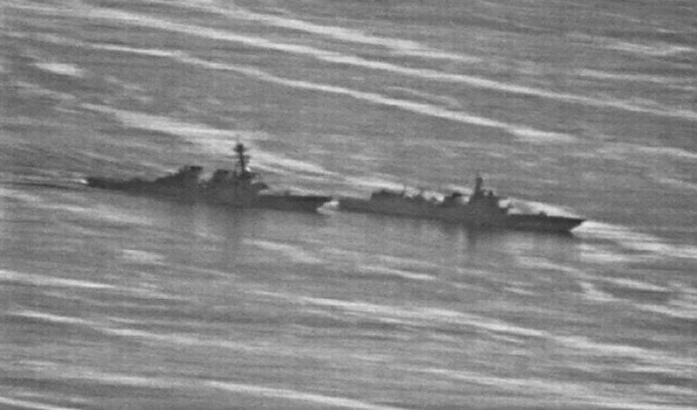 Tàu khu trục Hoa Kỳ Dikeour và tàu chiến Trung Quốc ở Biển Đông