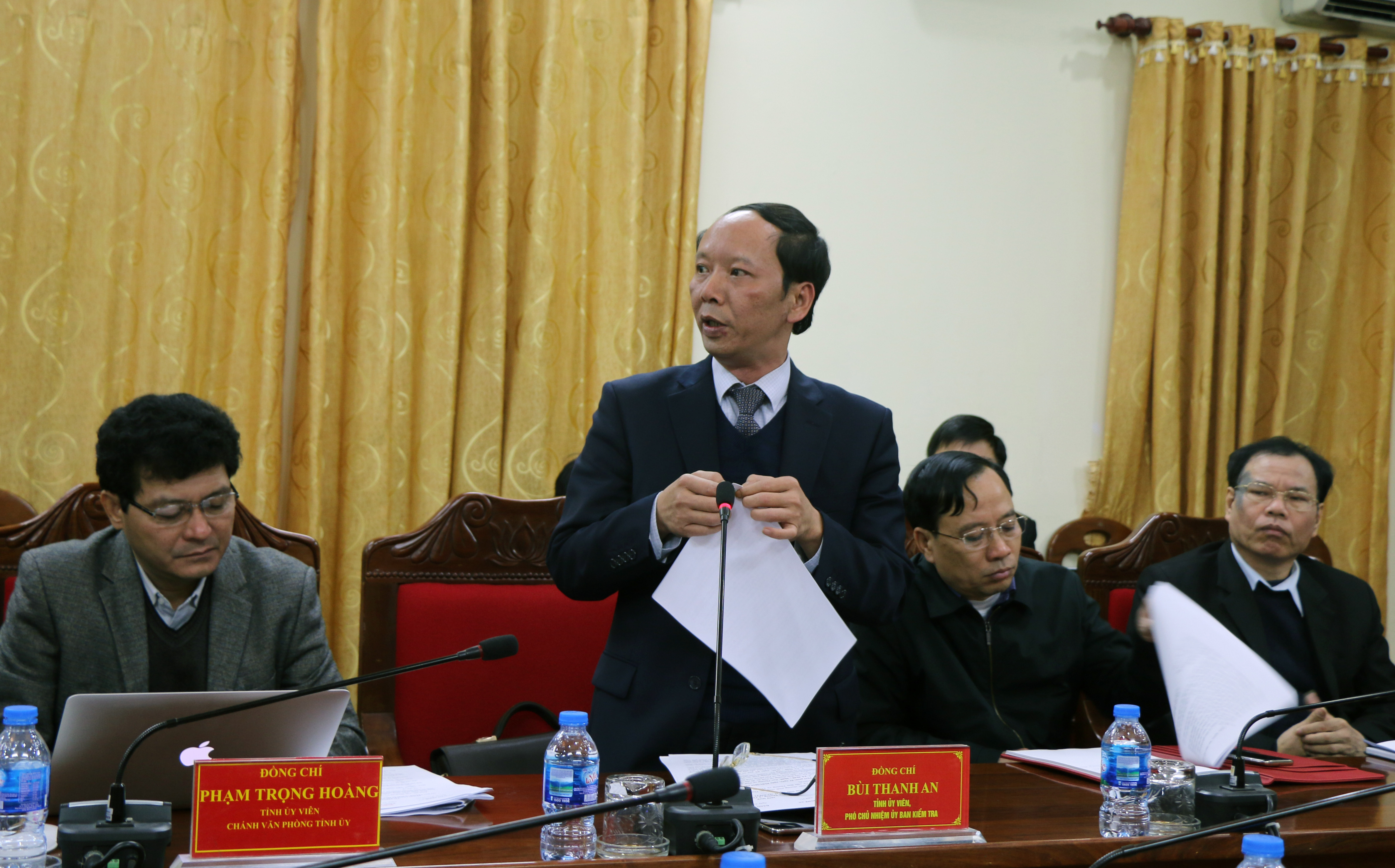 Đồng chí Bùi Thanh An -Ủy viên BTV-Phó Chủ nhiệm Thường trực Ủy Ban Kiểm tra Tỉnh ủy trình bày báo cáo về công tác kiểm tra giám sát