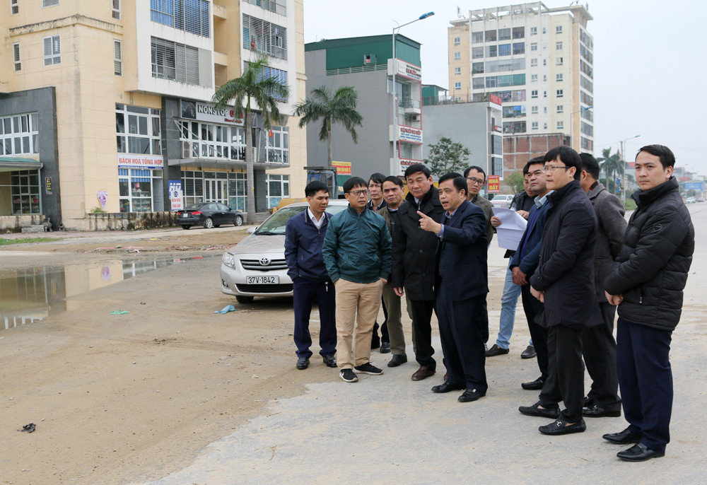 Phó Chủ tịch UBND tỉnh Huỳnh Thanh Điền kiểm tra tiến độ GPMB đường 72m đoạn từ Quốc lộ 1A (ngã ba Quán Bàu) đến Đại lộ Xô Viết Nghệ Tĩnh. Ảnh: Lâm Tùng