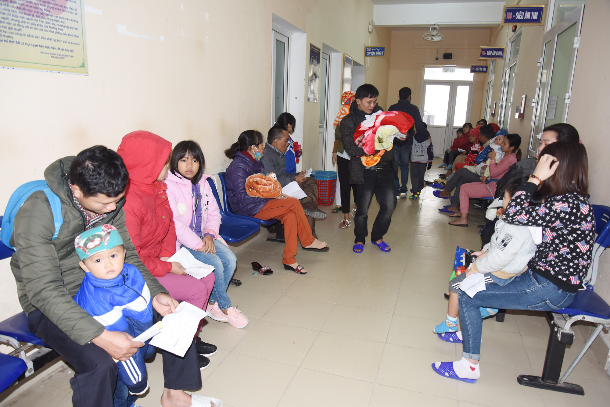 Sáng 02/1/2019, trời rét đậm. Rất đông phụ huynh đưa trẻ tới khám ở Bệnh viện Sản Nhi Nghệ An. Ảnh: Thanh Hoa
