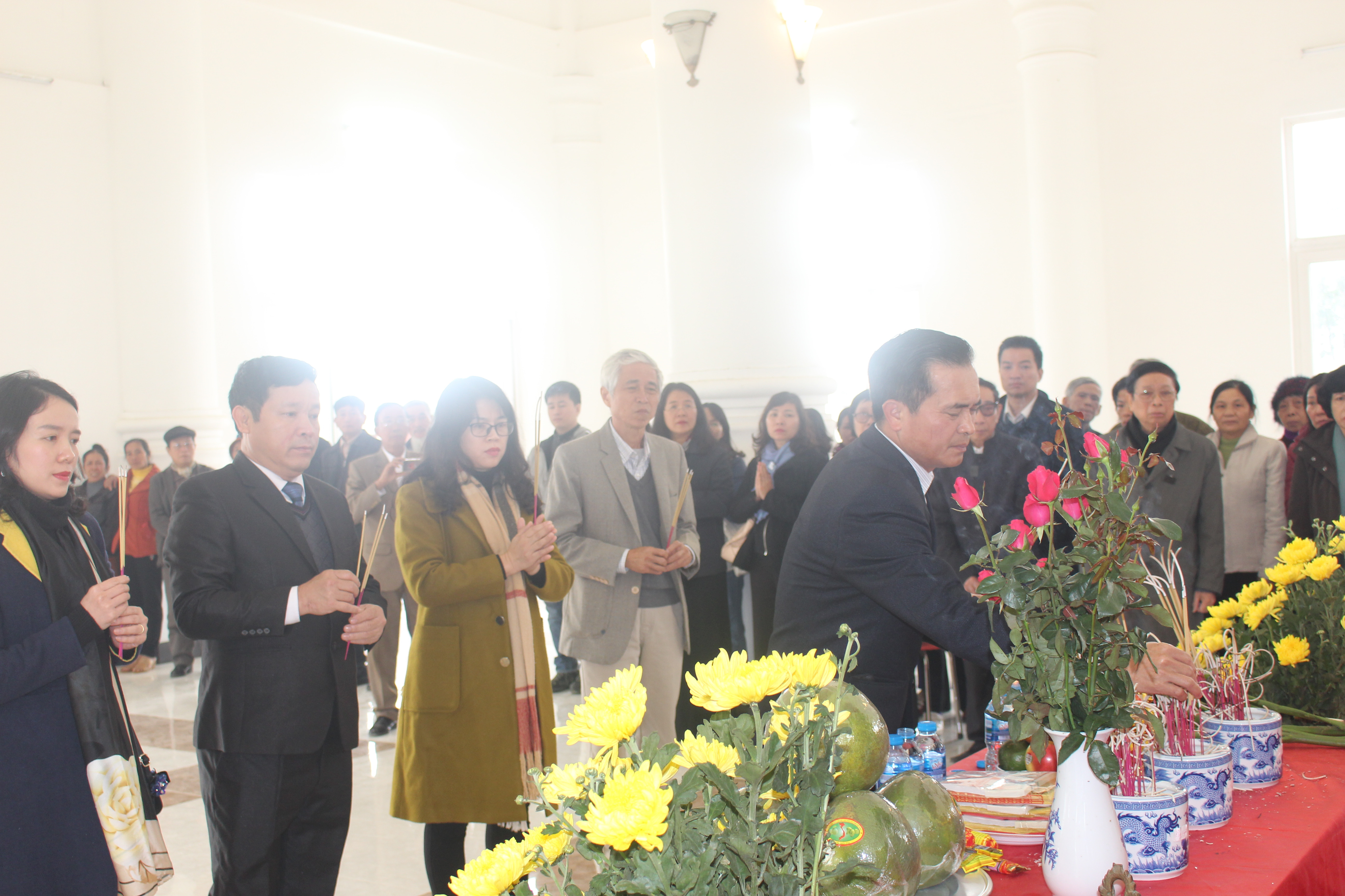 Phó Chủ tịch UBND tỉnh Lê Ngọc Hoa cùng đoàn làm lễ dâng hương. Ảnh: Việt Hùng