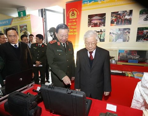 Tổng Bí thư, Chủ tịch nước Nguyễn Phú Trọng xem một số trang thiết bị của Lực lượng Công an nhân dân trưng bày tại Hội nghị. (Ảnh Trí DũngTTXVN)