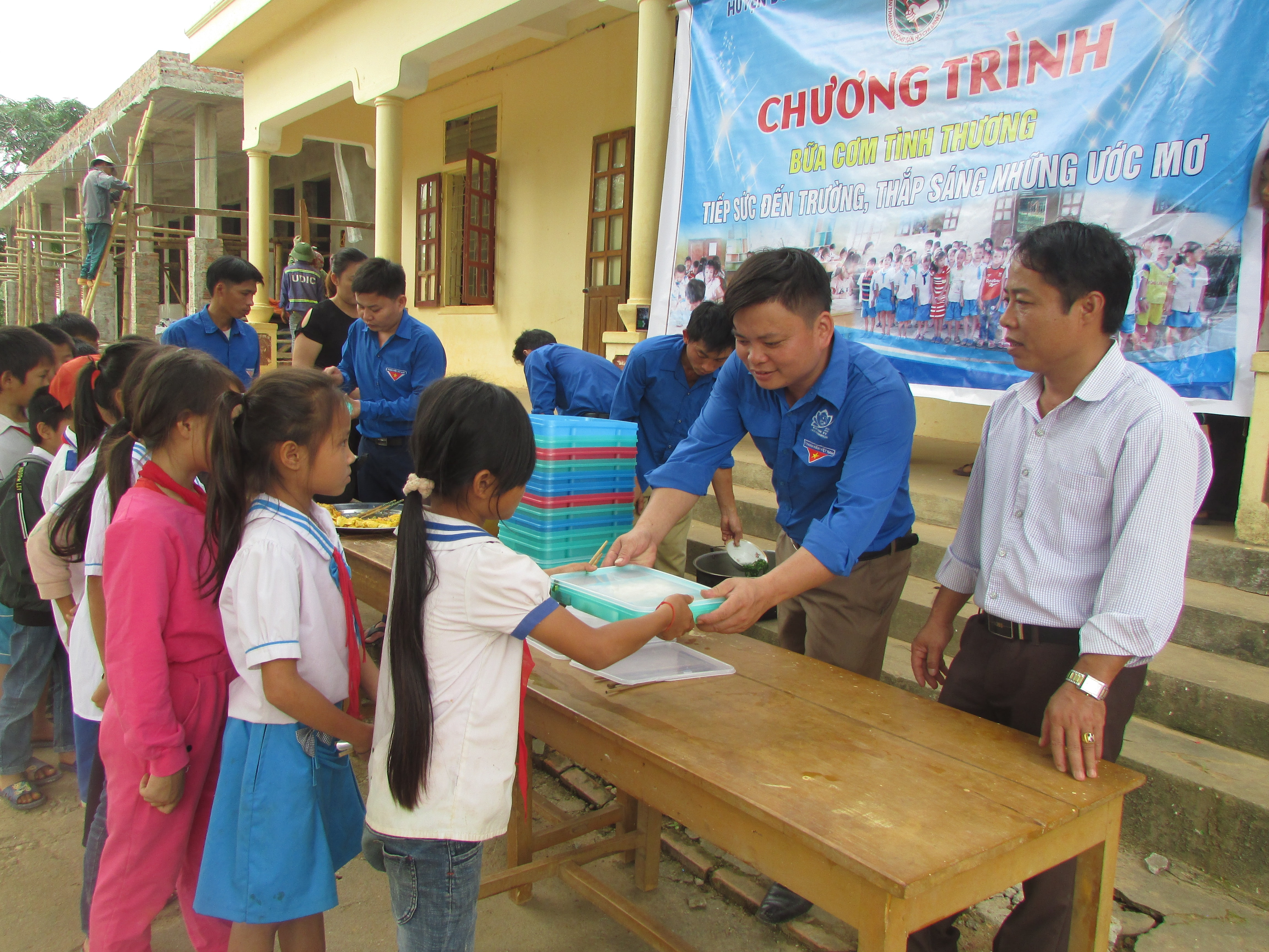  Đoàn viên thanh niên trao suất cơm cho các em. Ảnh: Cẩm Tú