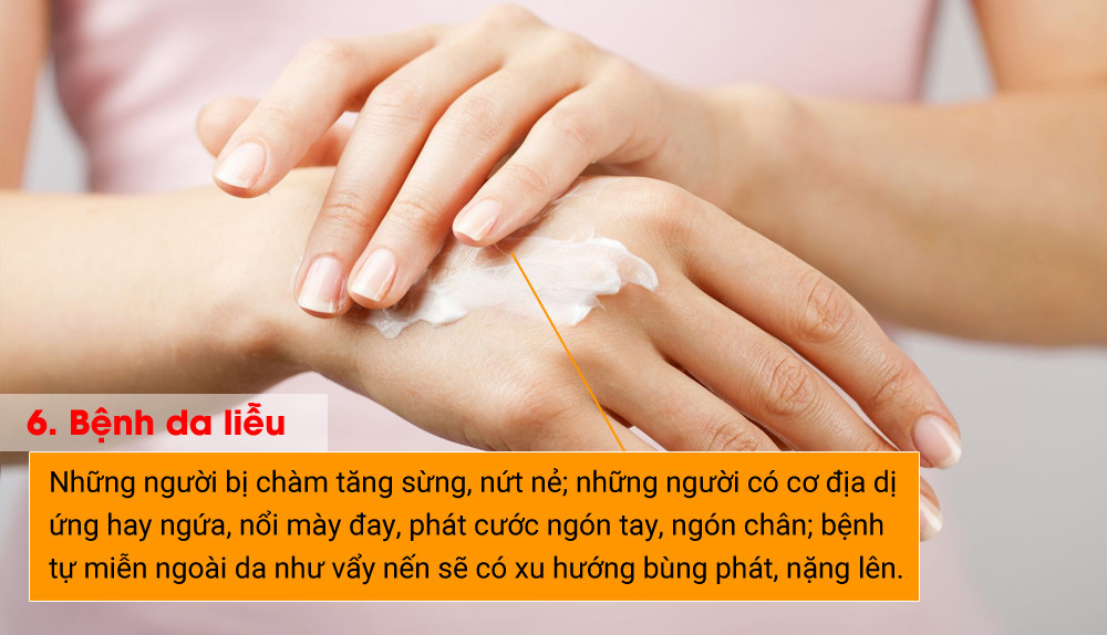 Cách ứng phó: Giữ ấm toàn thân. Giữ ẩm cho da bằng loại kem thích hợp, tránh tiếp xúc hóa chất, nước rửa chén, xà phòng...Tăng cường thực phẩm giàu vitamin, khoáng chất.