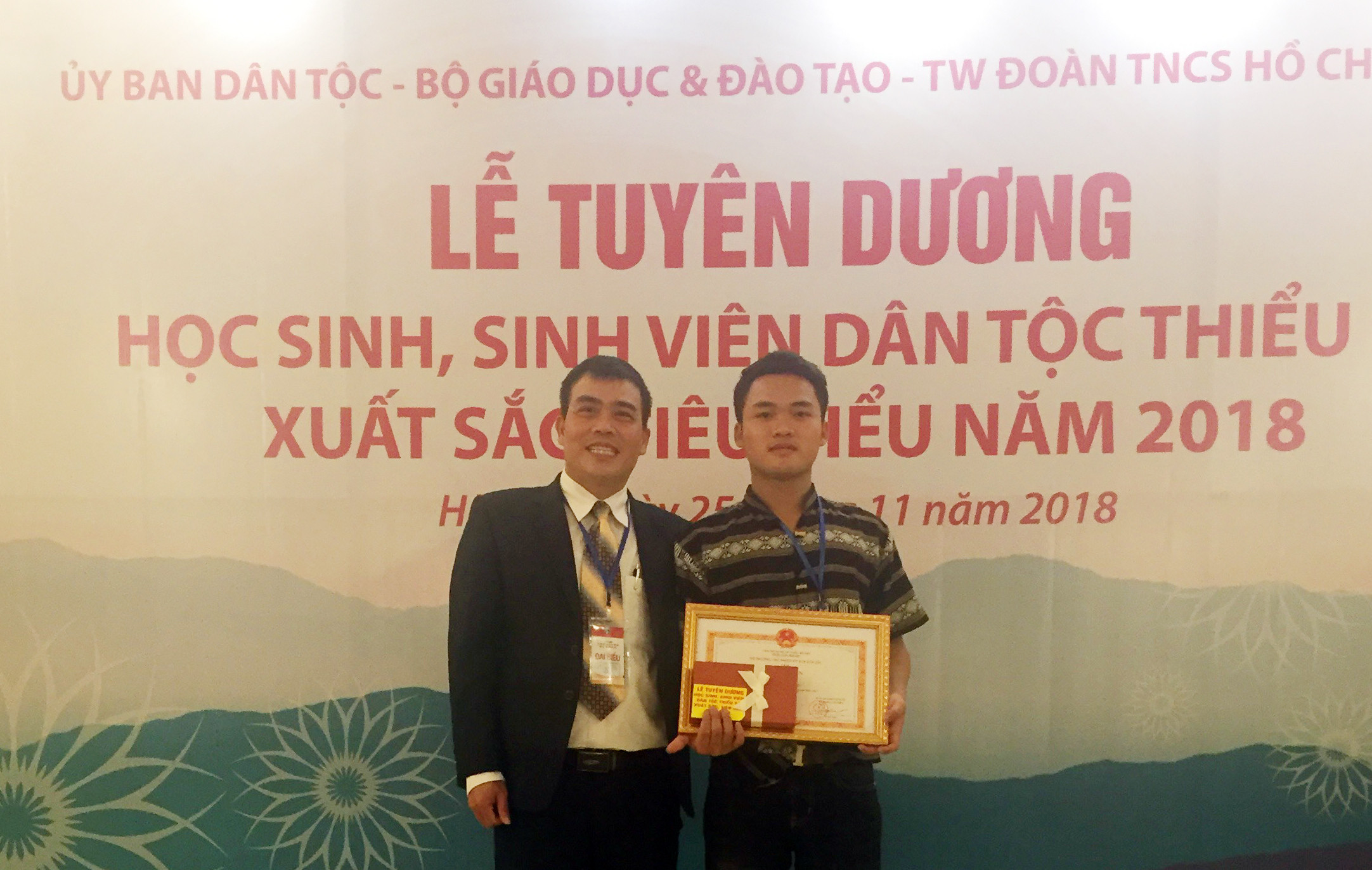 Lô Văn Anh cùng thầy giáo của mình tại lễ tuyên dương học sinh, sinh viên người dân tộc thiểu số toàn quốc. Ảnh: NVCC