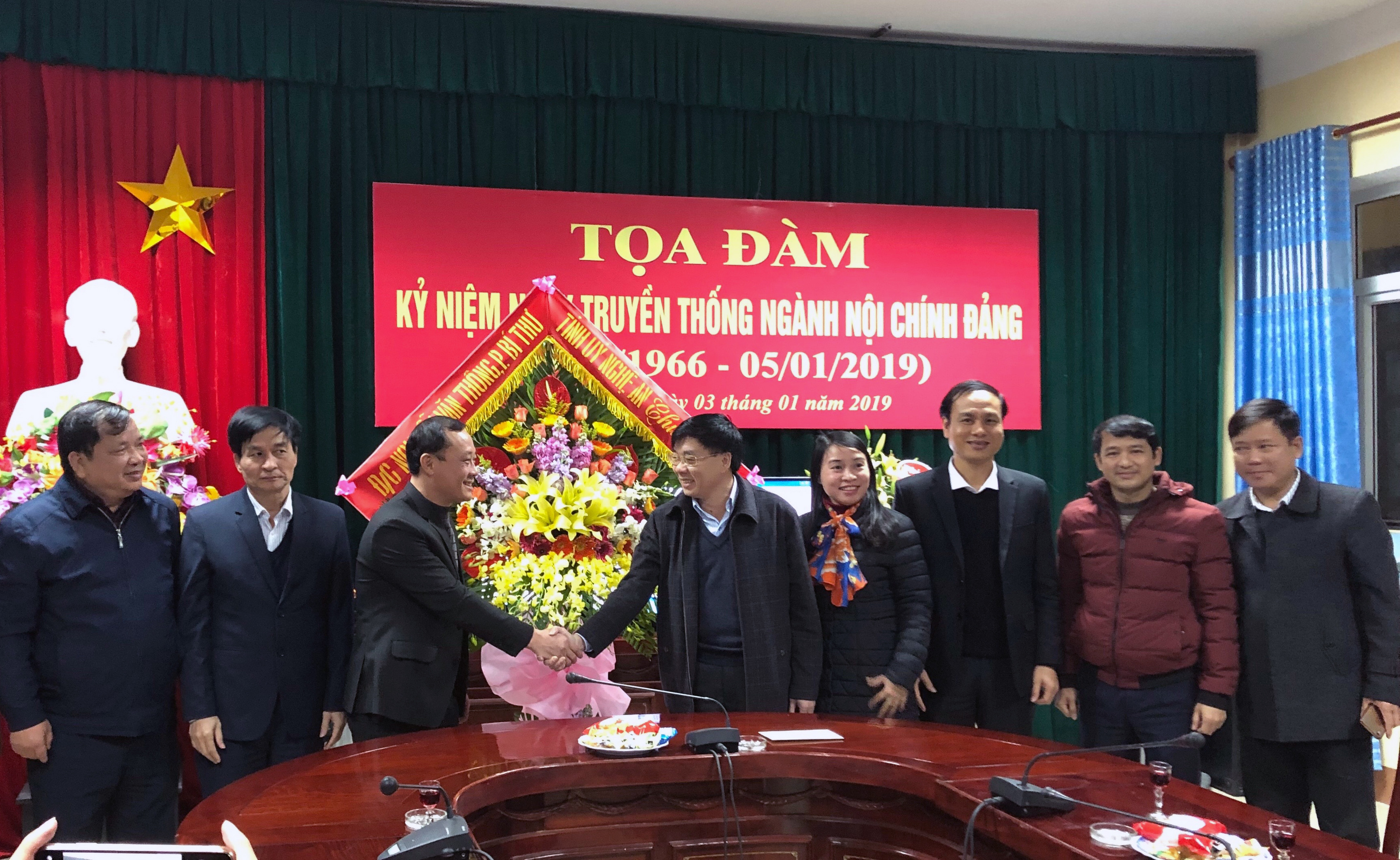 Đồng chí Nguyễn Văn Thông tặng hoa chúc mừng Ban Nội chính Tỉnh ủy