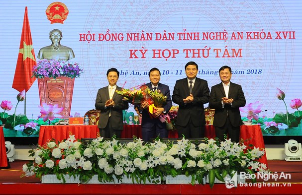 Các đồng chí Thường trực Tỉnh ủy tặng hoa chúc mừng Phó Chủ tịch UBND tỉnh Lê Hồng Vinh. Ảnh: Thành Cường