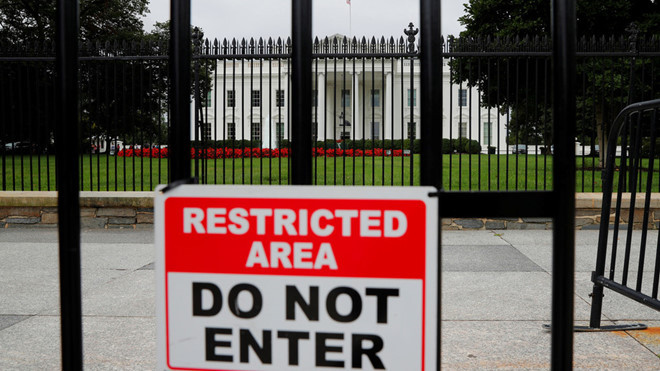 Dù có biển cấm song nhiều người vẫn tìm cách leo rào vào Nhà Trắng /// Reuters