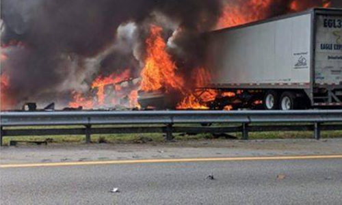 Các phương tiện bốc cháy sau tai nạn trên cao tốc ở bang Florida, Mỹ hôm 3/1. Ảnh: CBS.