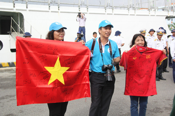 Lá cờ Tổ quốc và chiếc áo có đủ chữ ký của các thành viên đội tuyển Việt Nam được gửi ra đảo. Ảnh: Tiến Hùng