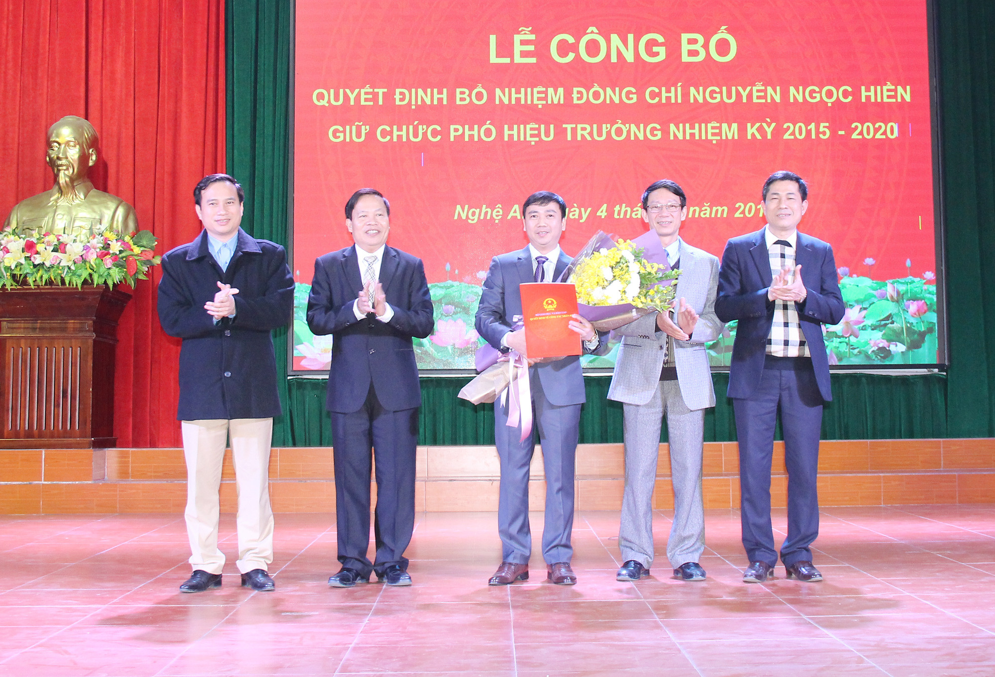 Ban Giám hiệu Trường đại học Vinh trao Quyết định và tăng hoa cho tân Phó Hiệu trưởng Nguyễn Ngọc Hiền. Ảnh: Mai Hoa