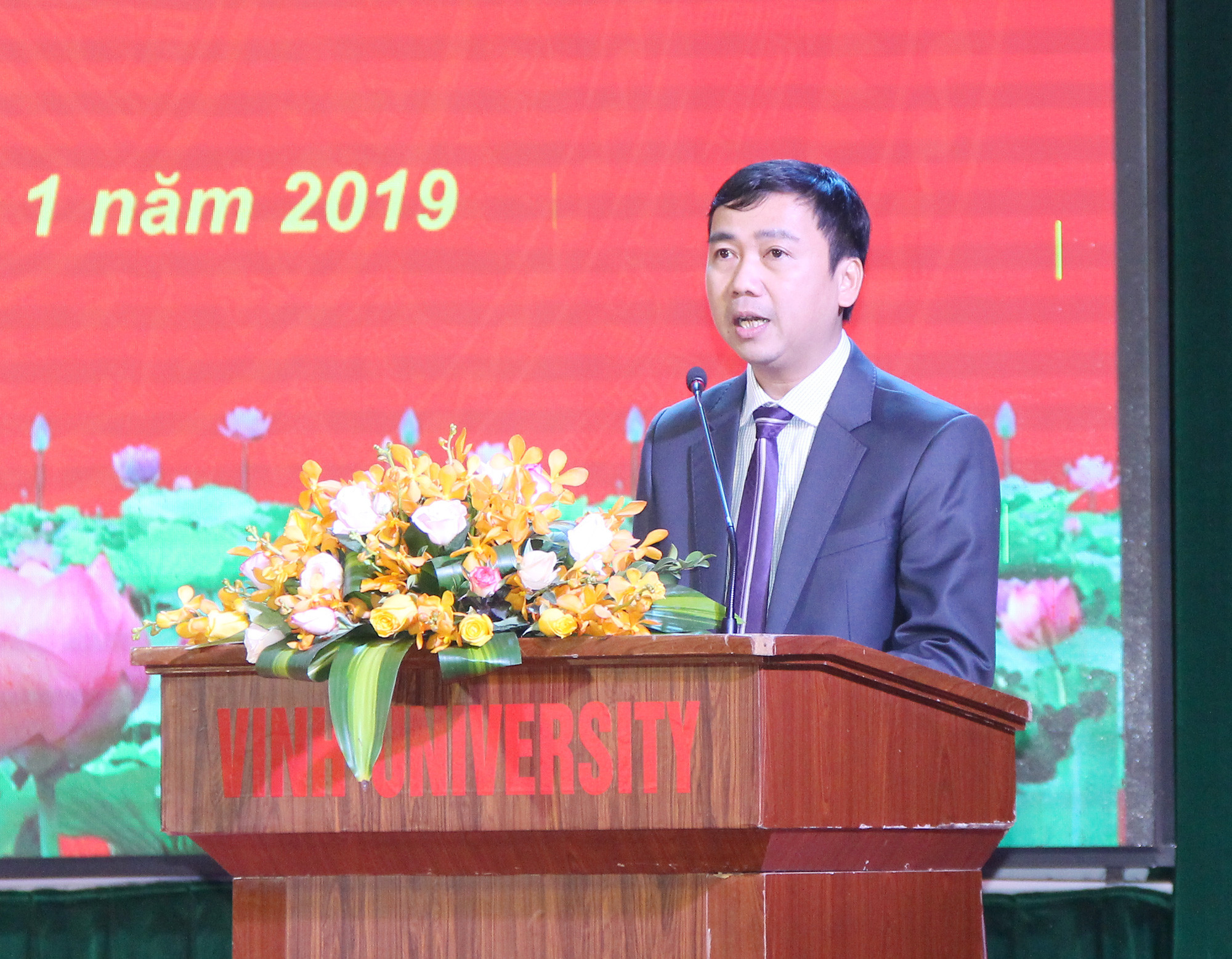 Phó Hiệu trưởng Nguyễn Ngọc Hiền phát biểu  nhận nhiệm vụ. Ảnh: Mai Hoa