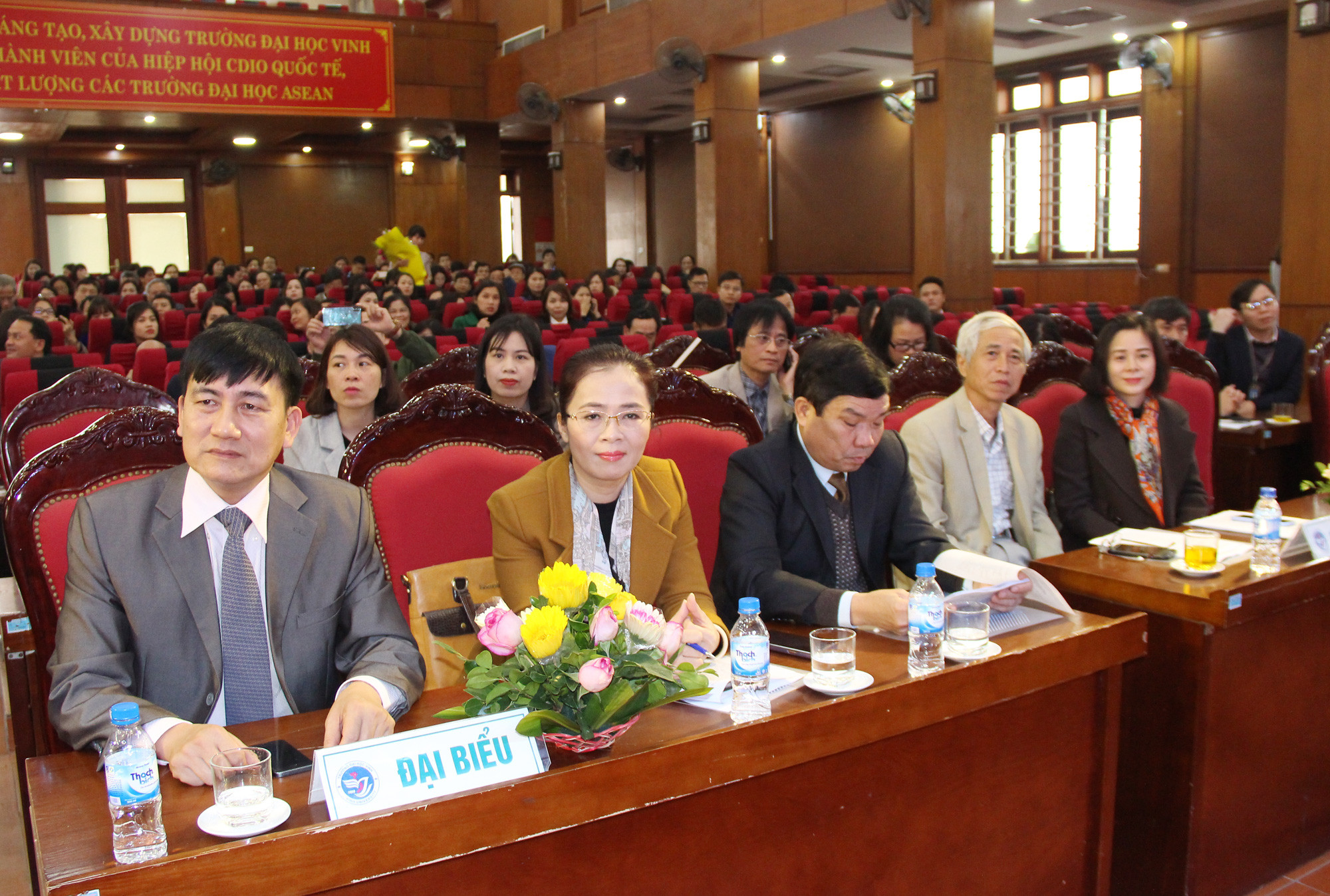 Các đại biểu tham dự lễ công bố và trao Quyết định bổ nhiệm Phó Hiệu trưởng Nguyễn Ngọc Hiền. Ảnh: Mai Hoa