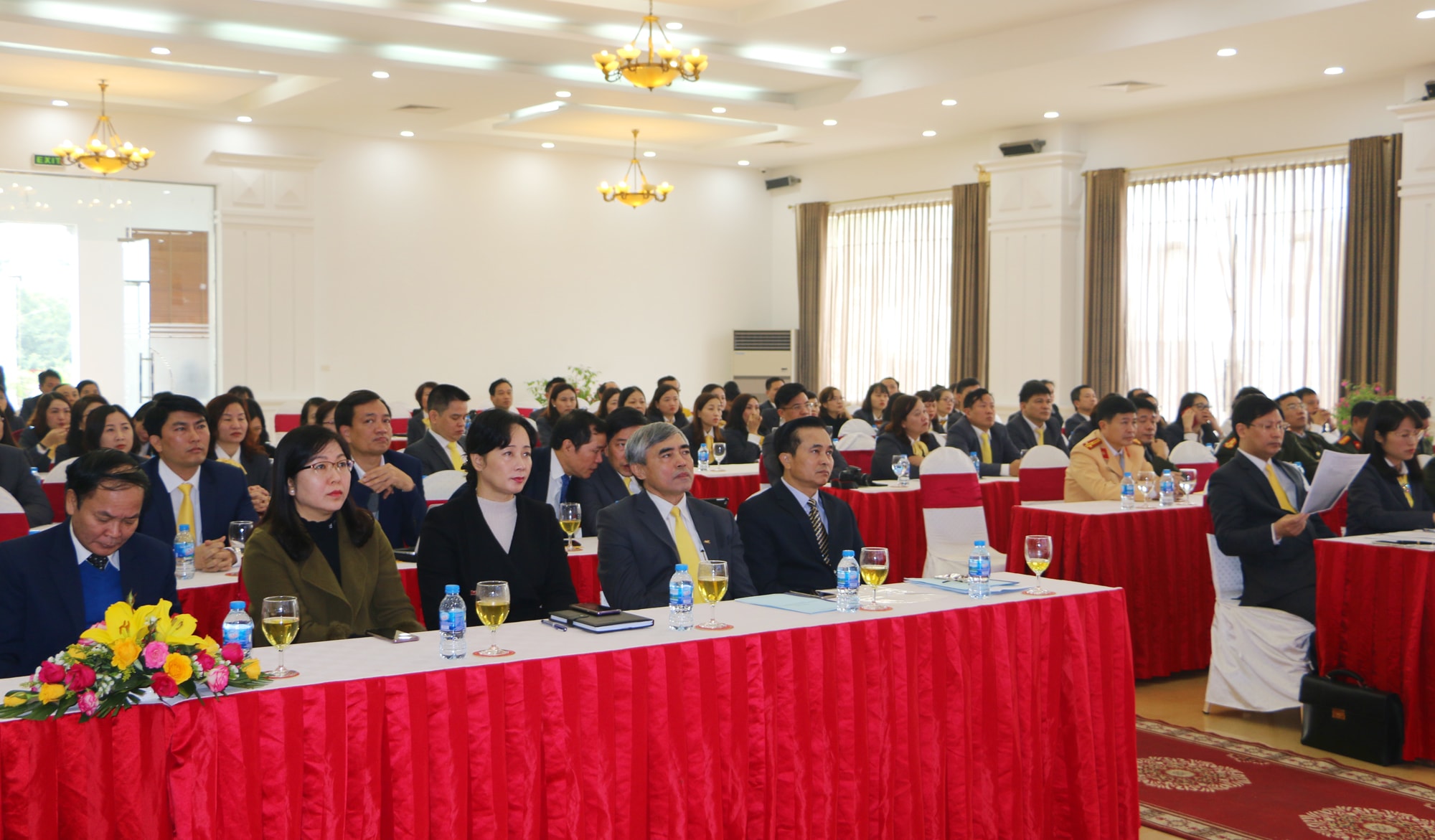 Đại biểu Tổng Công ty Bưu điện Việt Nam, UBND tỉnh và các sở ngành liên quan dự hội nghị triển khai nhiệm vụ năm 2019 của Bưu điện Nghệ An. Ảnh: Nguyễn Hải