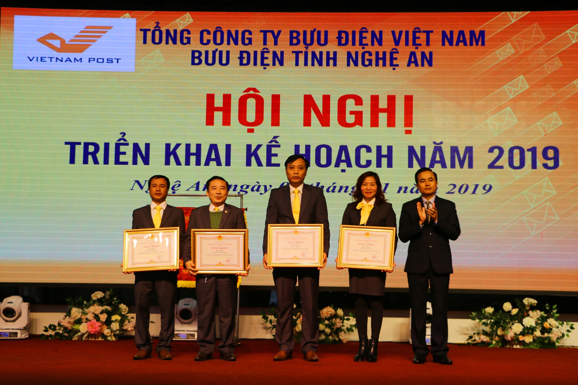 Trao Bằng khen của Chủ tịch UBND tỉnh cho các Bưu điện có thành tích xuất sắc trong năm 2018. Ảnh: Nguyễn Hải