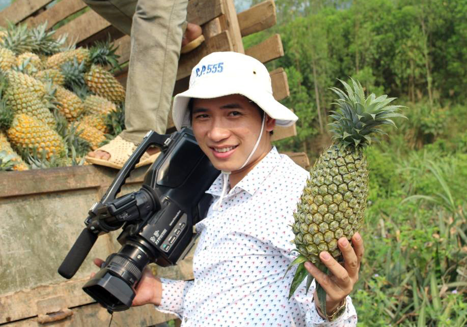 CTV Việt Hùng tác nghiệp tại vùng trồng dứa của người dân Quỳnh Lưu. Ảnh: V.H