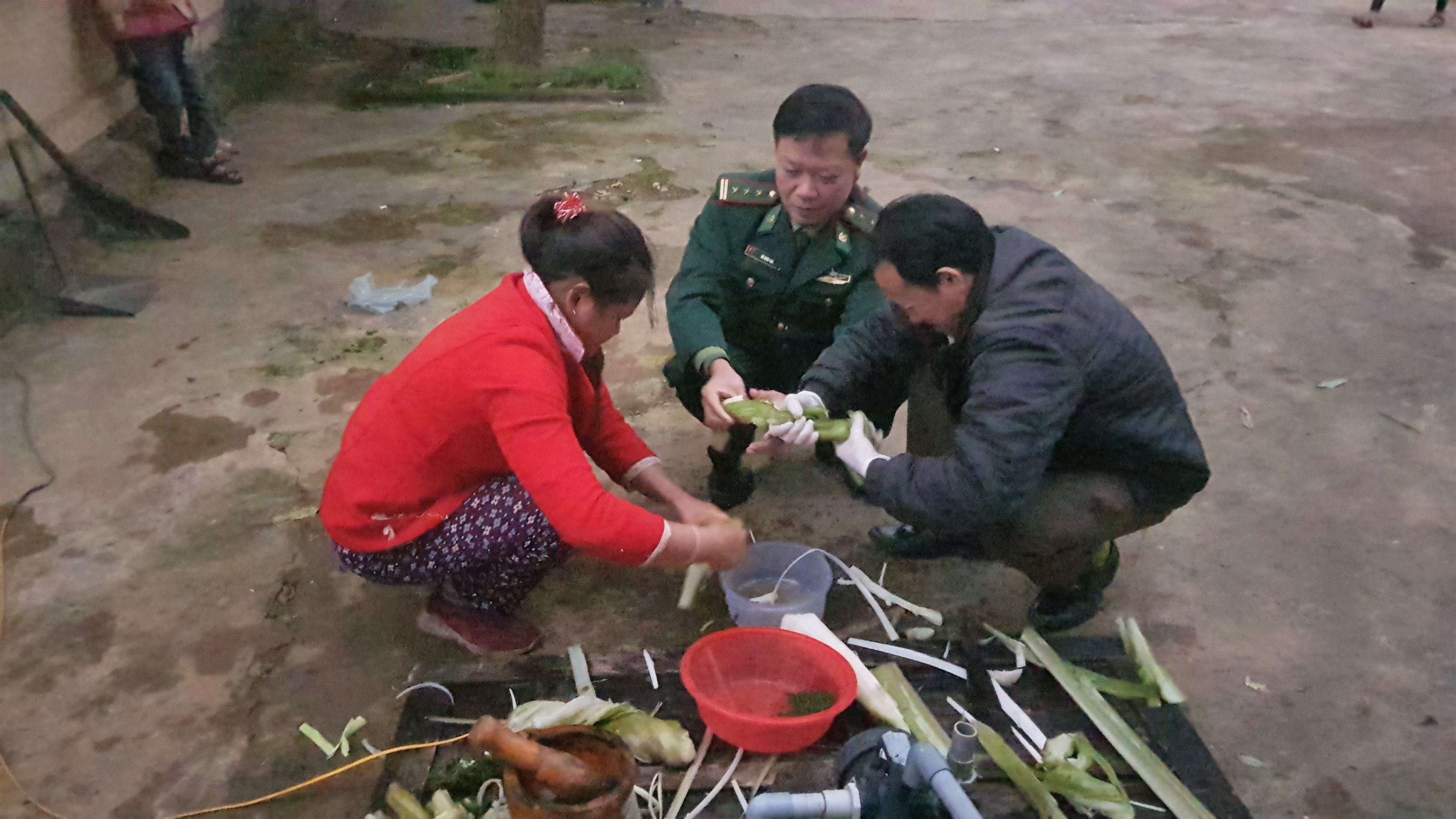 Cho nạn nhân uống thuốc gây nôn thải độc. Ảnh: Hùng Phong