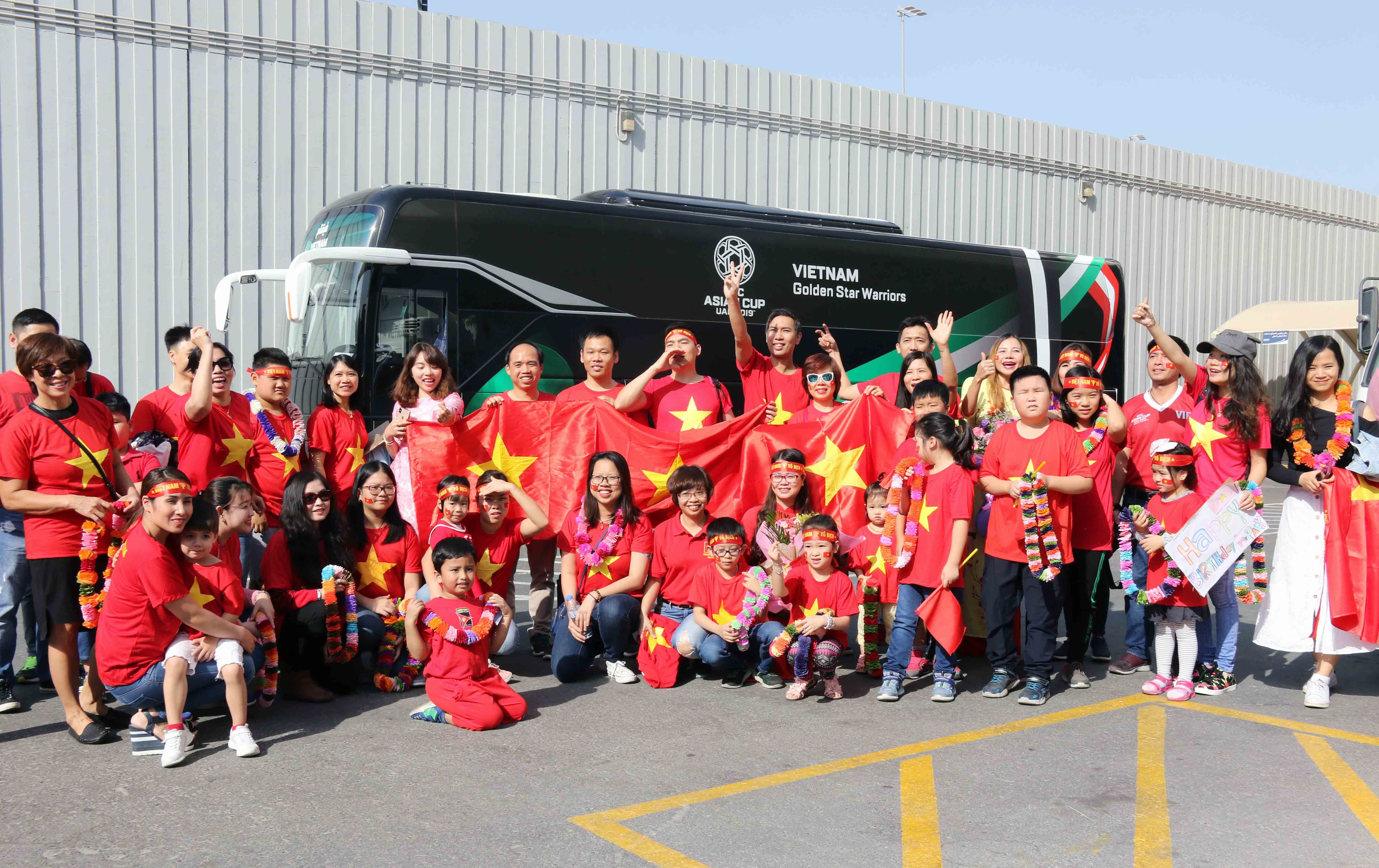Đại sứ quán và CĐV Việt Nam tại UAE ra sân bay chờ đón đội tuyển.