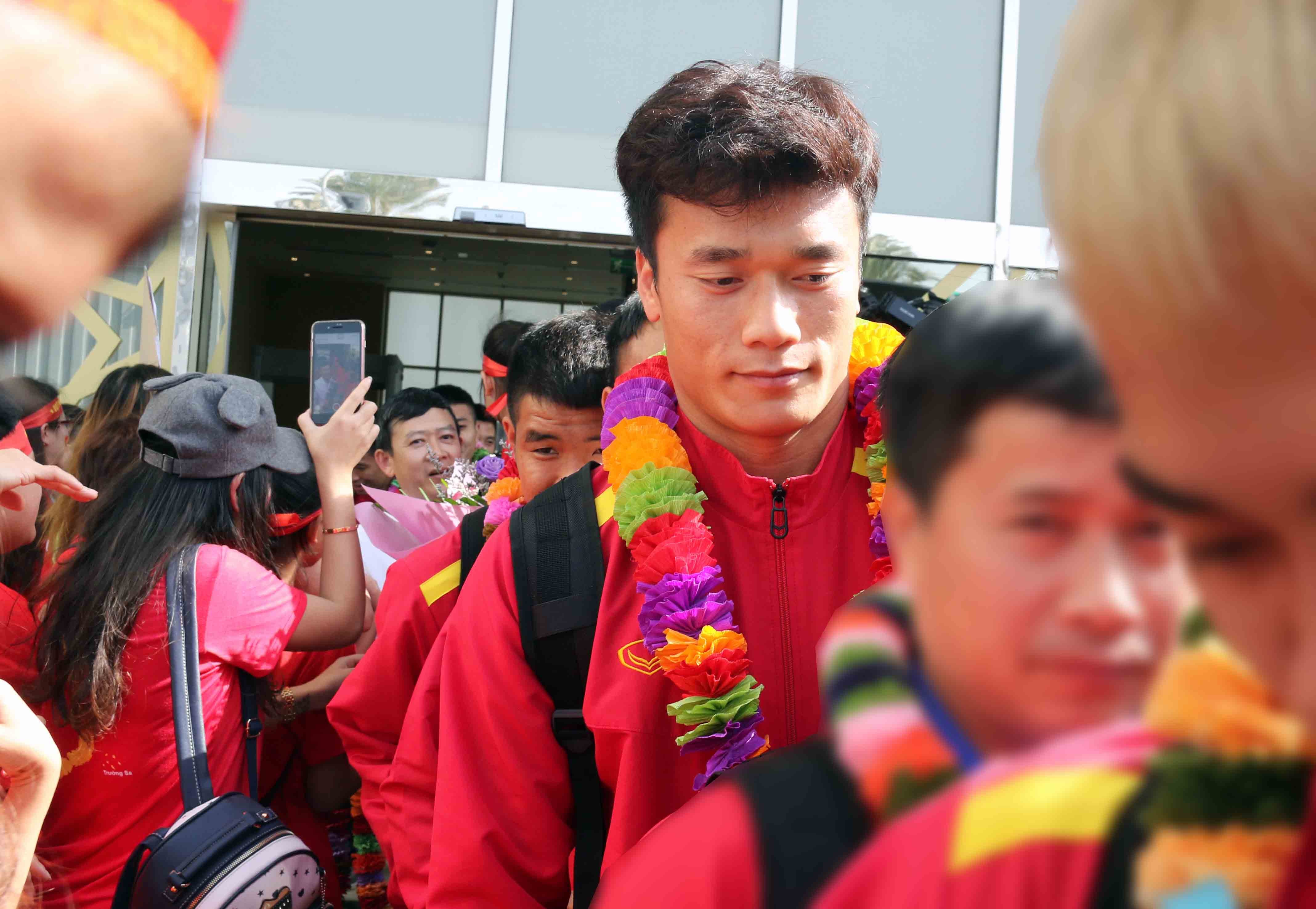 Thủ môn Bùi Tiến Dũng cũng nhận được sự quan tâm đặc biệt của CĐV Việt Nam tại đây. 