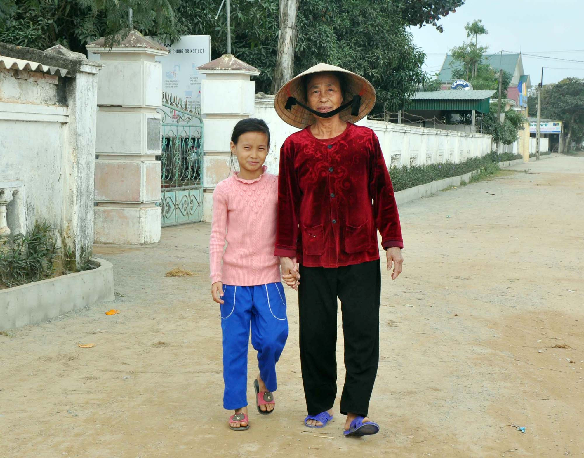 Bà Nguyễn Thị Châu đón cháu gái Nguyễn Khánh Thùy sau giờ tan học. 