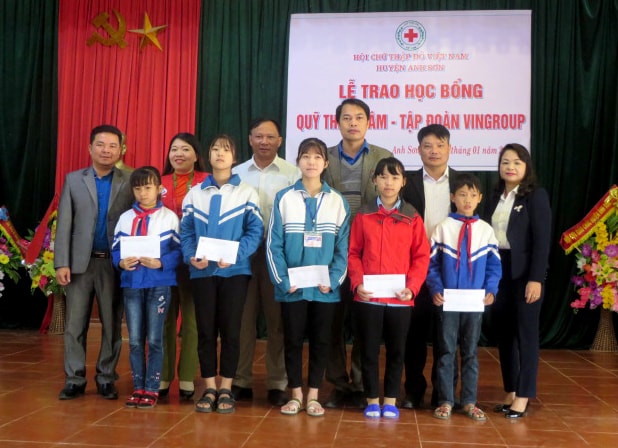 Đại diện các đơn vị, tổ chức trao học bổng cho các em học sinh. Ảnh: Thanh Mai