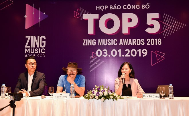 Đại diện BTC cùng nhạc sĩ Nguyễn Cường và nhạc sĩ Nguyễn Hồng Thuận giải đáp thắc mắc từ phóng viên.