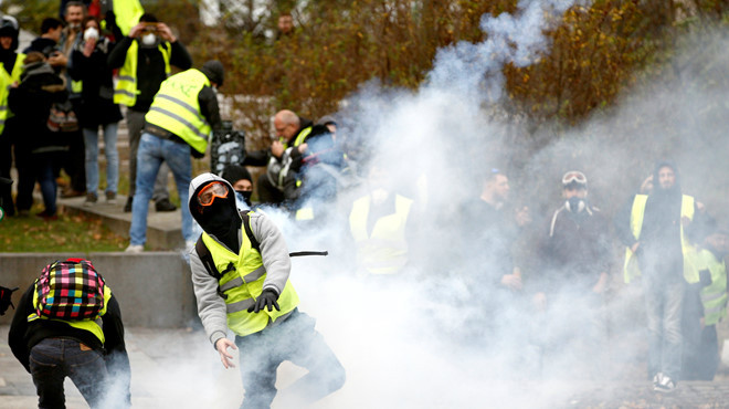 Người biểu tình chống đối cảnh sát Pháp /// Reuters