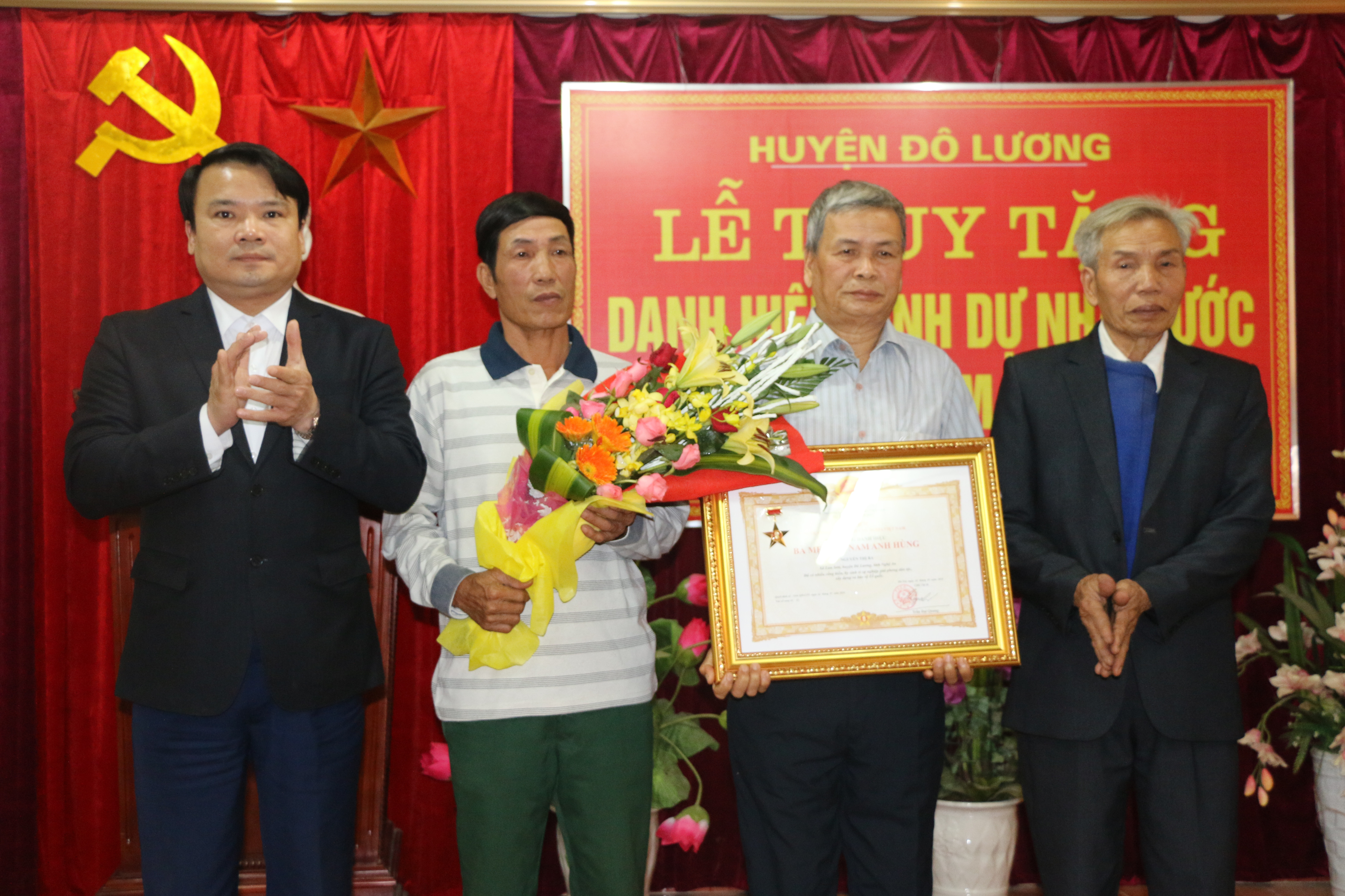 Được sự ủy quyền của Chủ tịch nước, đồng chí Phùng Thành Vinh Phó bí thư- Chủ tịch UBND huyện đã trao bằng công nhận “ Mẹ Việt Nam anh hùng tới thân nhân gia đình.
