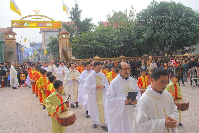 Lễ kỷ niệm có sự tham dự của các Linh mục trong, ngoài giáo hạt Cửa Lò cùng đông đảo giáo dân giáo họ Đức Xuân, Giáo xứ Tân Lộc và vùng phụ cận. Ảnh: Hồng Ân