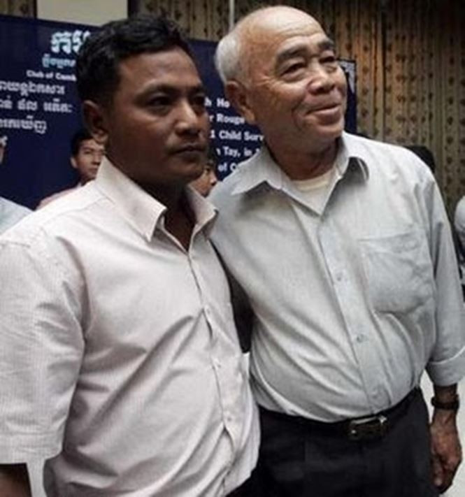 Norng Chan Phal (trái) và ông Hồ Văn Tây tại Campuchia năm 2009. Ảnh: Reuters
