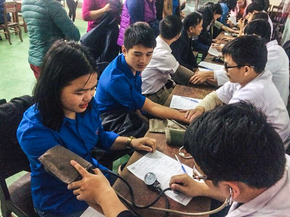 Tình nguyện viên ở Diễn Châu tham gia hiến máu nhân đạo. Ảnh: Đức Lộc