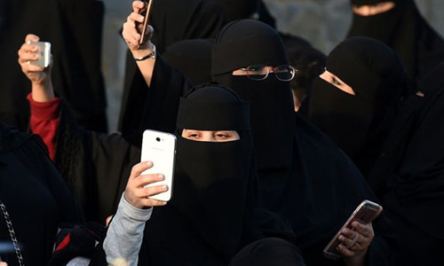 Phụ nữ Arab Saudi sử đụng điện thoại di động. Ảnh: AFP.
